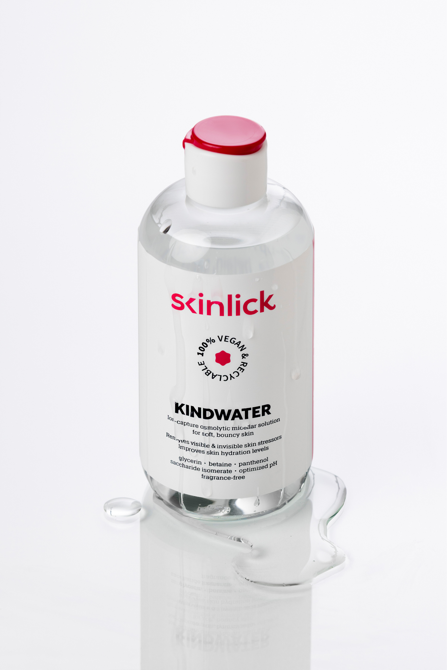 Skinlick Kindwater micelarna otopina u bočici od 250 ml sa prikazom teksture proizvoda