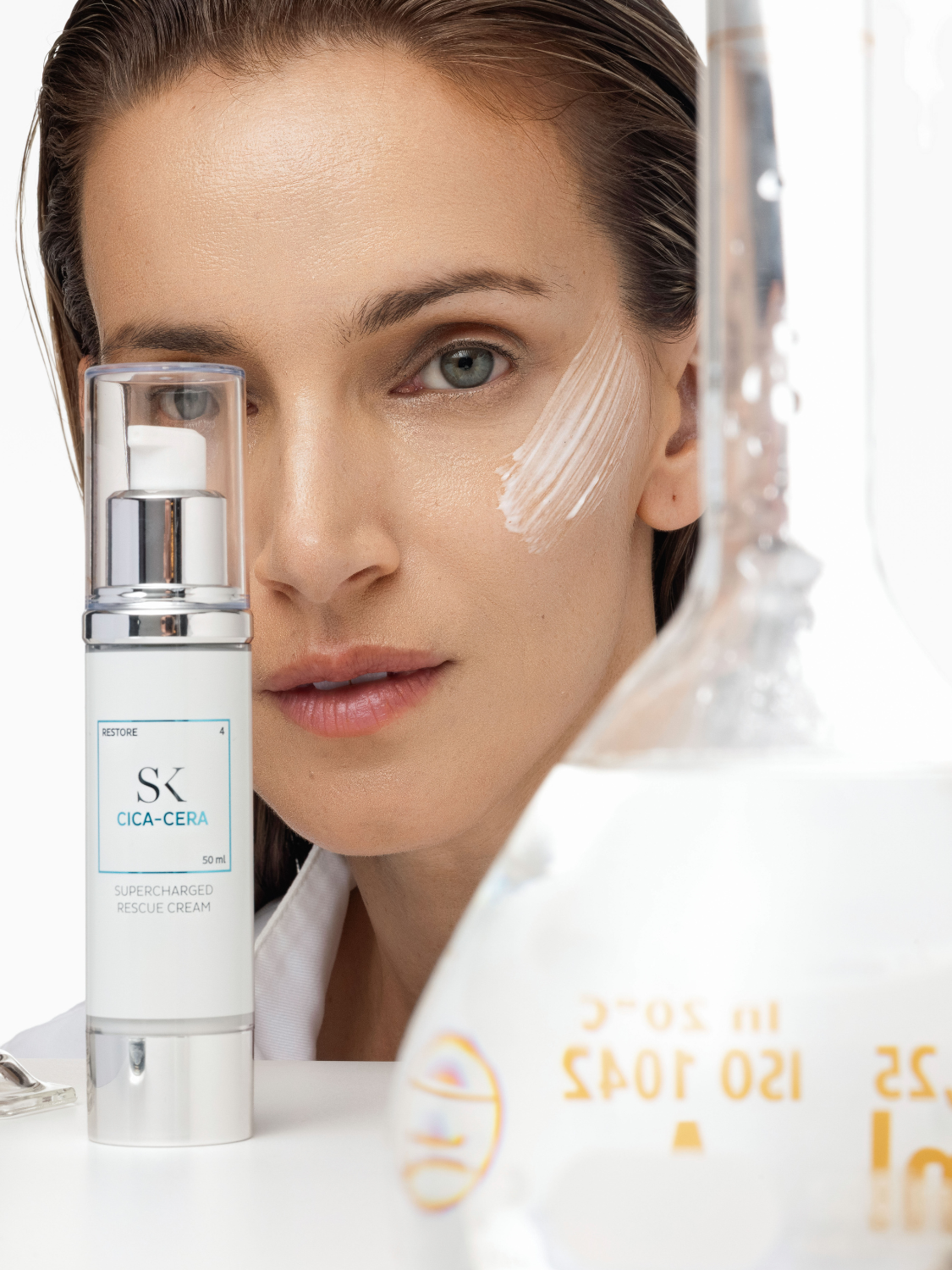 Skintegra CICA-CERA tretmanska krema sa ceramidima i CICA kompleksom u bočici i na ženskom licu