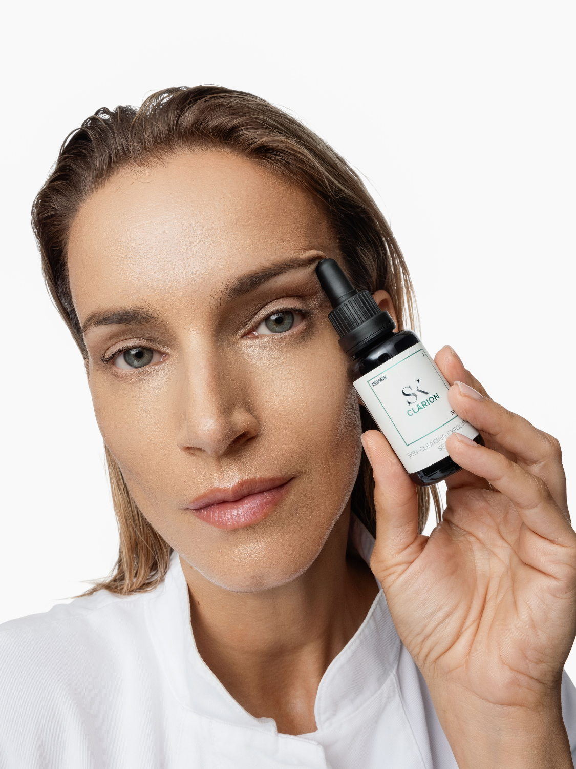 Skintegra Clarion eksfolirajući serum protiv akni i nepravilnosti sa 2% BHA i 4% AHA u bočici sa ženom