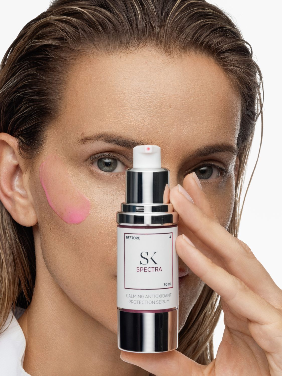 Skintegra Spectra emulzija za jačanje barijere osjetljive i oštećene kože u bočici i na ženskom licu