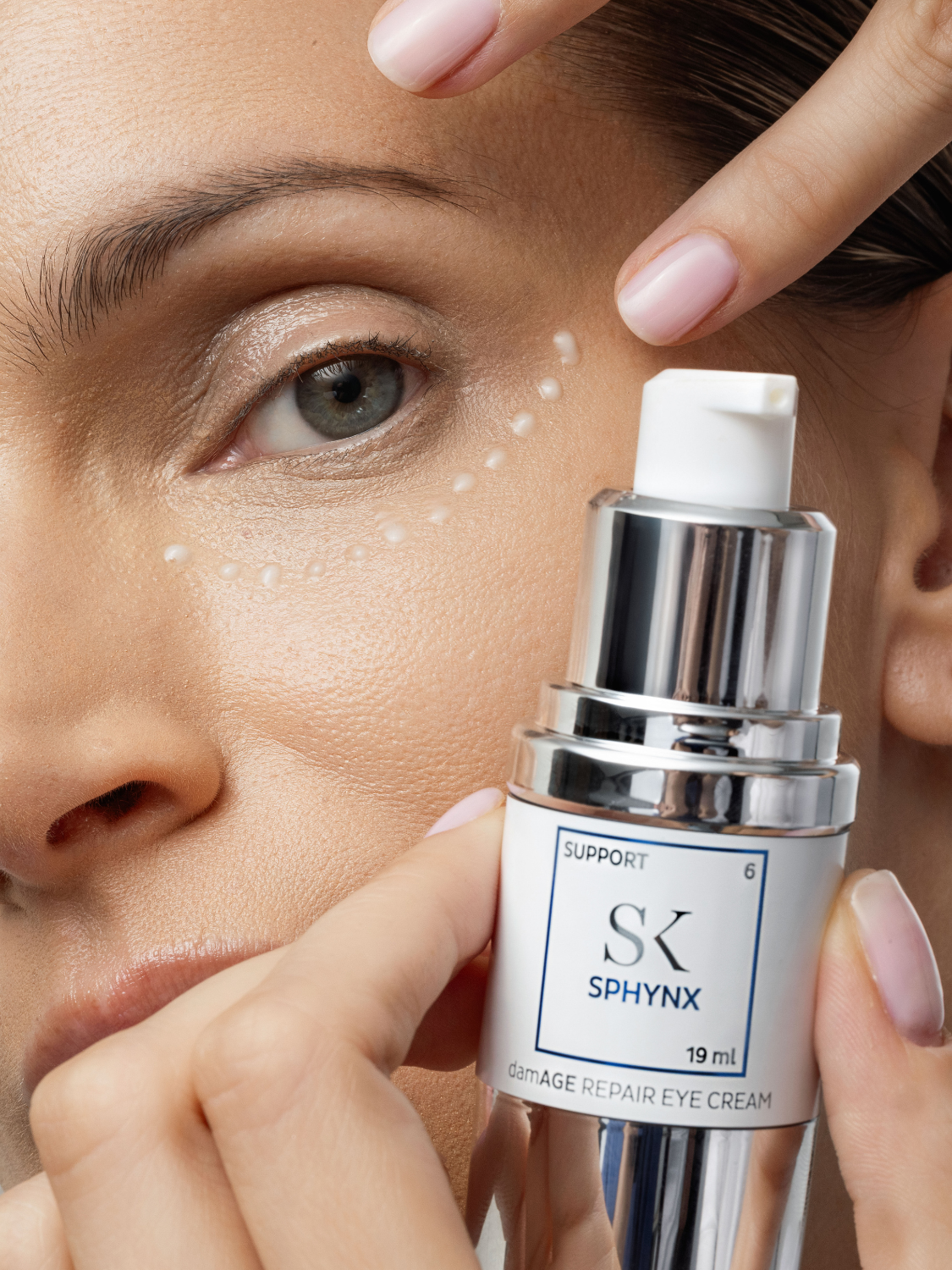 Skintegra Sphynx tretmanska krema za anti-age njegu područja oko očiju bogata vitaminima i antioksidansima u bočici na ženskom licu