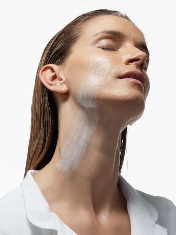 Skintegra Una univerzalna neutralna krema za suhu, ljuskavu, osjetljivu i atopičnu kožu djece i odraslih na ženskom licu