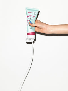 Skinlick Kindwash kremasti gel za čišćenje lica s cicom istisnut iz tube